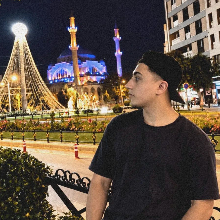 Luvén, gece şehir ışıkları önünde